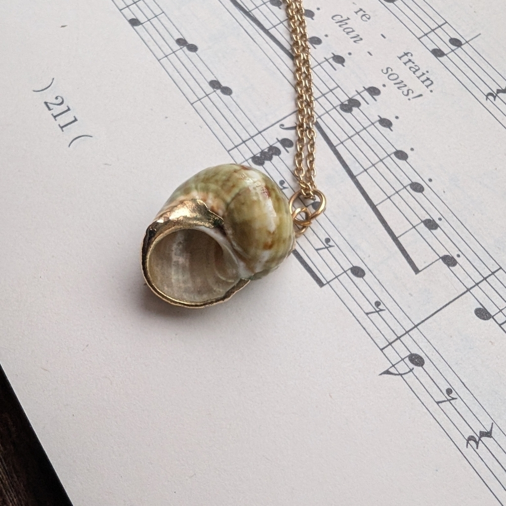 Vintage Gold and Green Shell Pendant Necklace - Picture 16 of 16